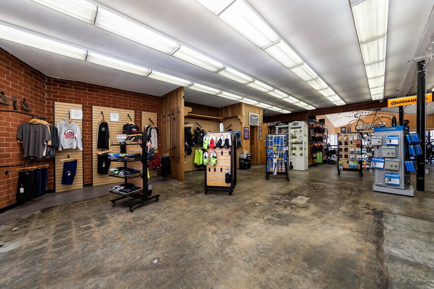 More Photos Of 2501 Honolulu Ave, Montrose Freestanding For Lease