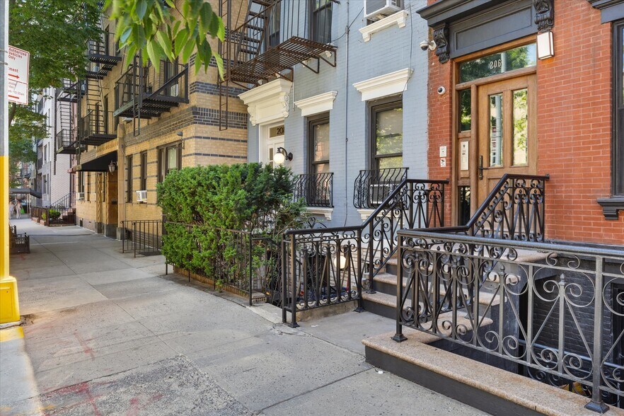 More Photos Of 208 E 75th St, New York Apartments For Lease