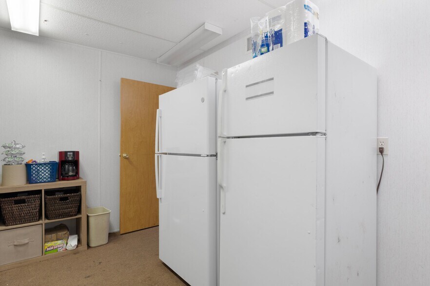 More Photos Of 15464 Cortez Blvd, Brooksville Unknown For Lease
