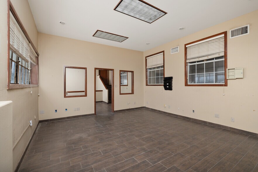 More Photos Of 101 N Val Verde Rd, Donna Warehouse For Sale