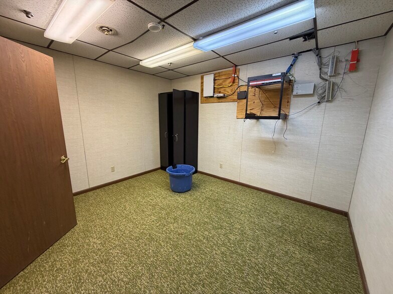 More Photos Of 305 N Mason St, Carrollton Office For Sale