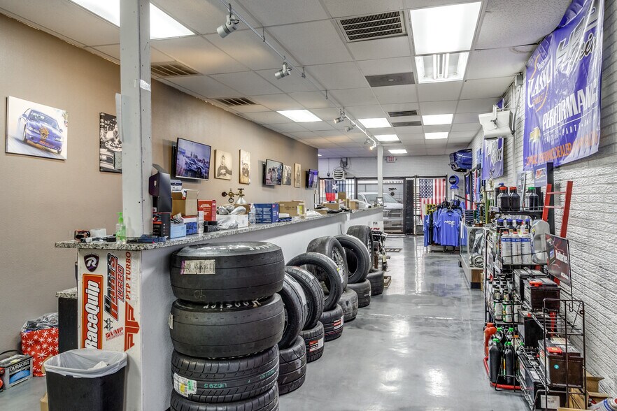 More Photos Of 421 E Walnut St, Garland Warehouse For Sale