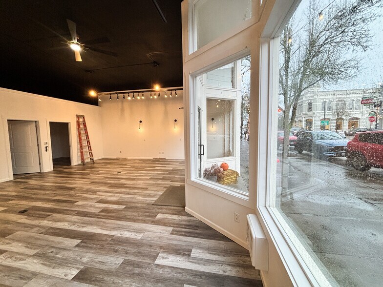 More Photos Of 265 S Main St, Independence Storefront Retail Office For Sale