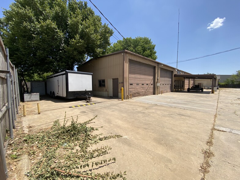 Primary Photo Of 715 Dallas Dr, Denton Flex For Sale