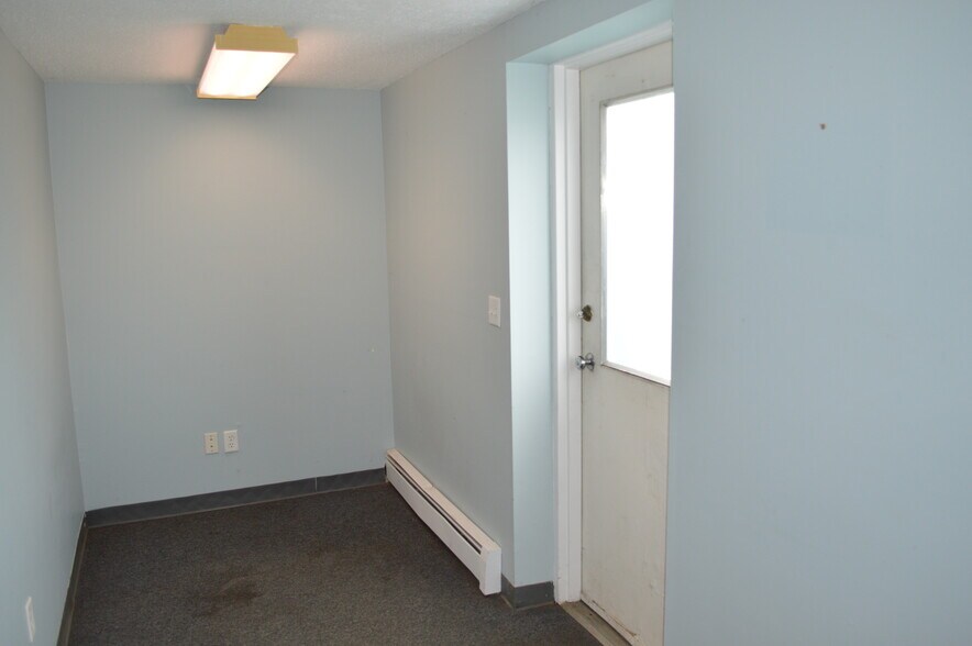 More Photos Of 15 Herman Dr, Simsbury Light Manufacturing For Lease