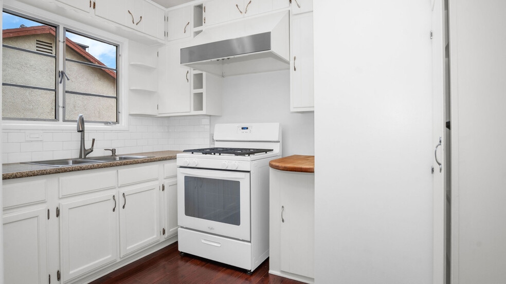 More Photos Of 10346 Oro Vista Ave, Sunland Multifamily For Sale