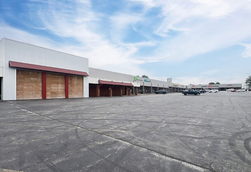 More Photos Of 500-700 W Jackson St, Mexico Storefront For Lease