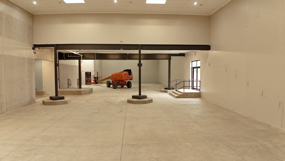 More Photos Of 38450 Tanger Dr, North Branch Service Station For Lease