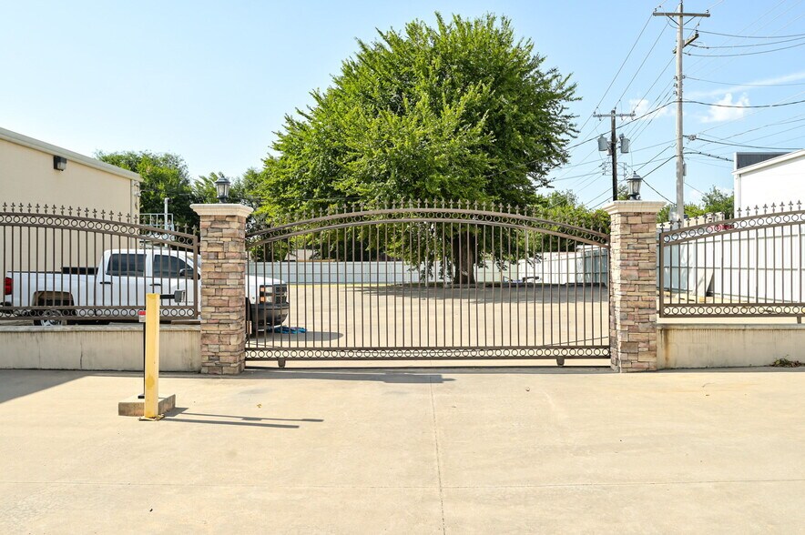 More Photos Of 6308 NW 39th Expy, Bethany Freestanding For Sale