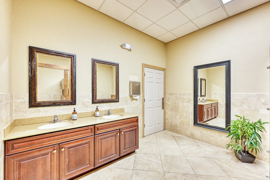 More Photos Of 5135 College St, Jacksonville Religious Facility For Sale