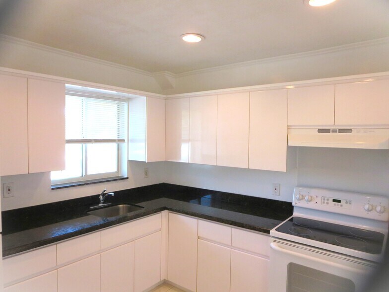 More Photos Of 724 NE 4th St, Hallandale Beach Apartments For Sale