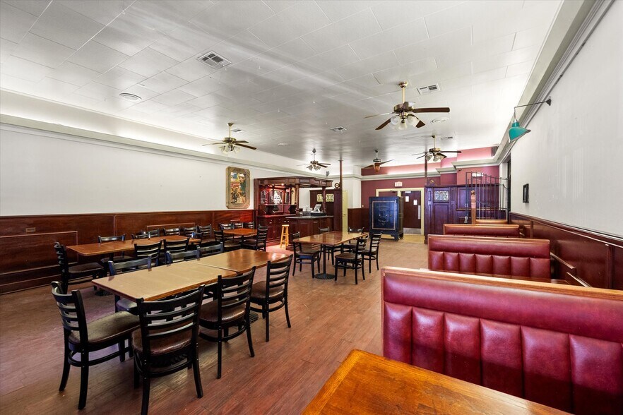 More Photos Of 107 S Beaton St, Corsicana Storefront For Sale
