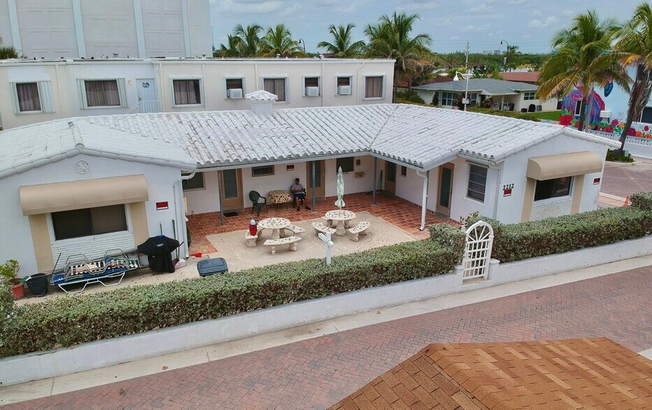More Photos Of 2212 N Surf Rd, Hollywood Specialty For Sale