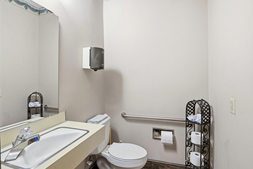 More Photos Of 5808 Monroe Rd, Charlotte Office For Sale