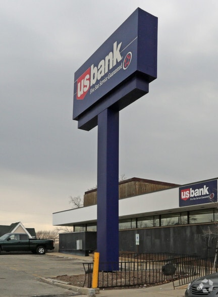 More Photos Of 2525 W Wisconsin Ave, Milwaukee Bank For Lease