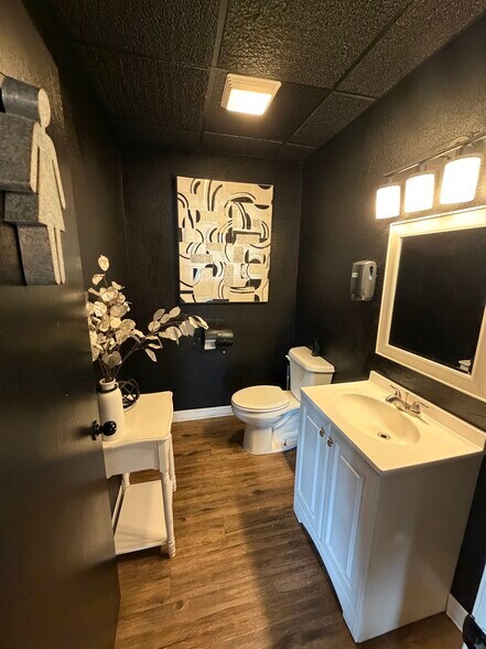 More Photos Of 1111 E Park Ave, Anaconda Restaurant For Sale