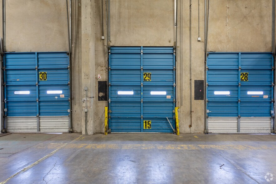 More Photos Of 2455 NW Nicolai St, Portland Warehouse For Lease