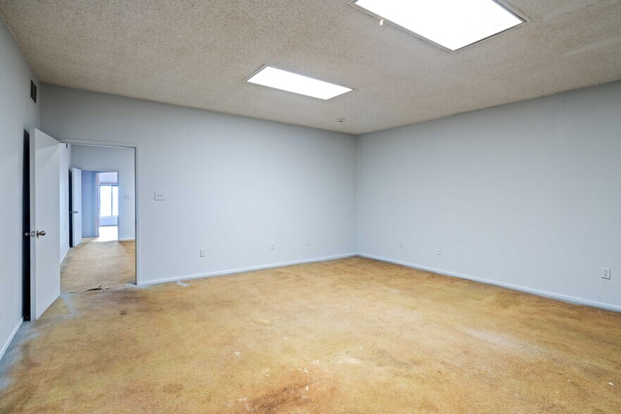 More Photos Of 1421 S Hill St, Los Angeles Warehouse For Lease