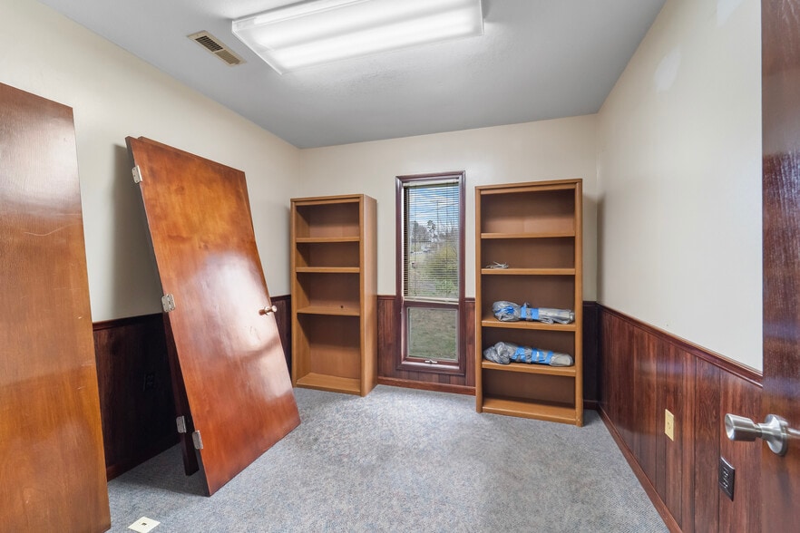 More Photos Of 209 W Main St, Linn Warehouse For Sale