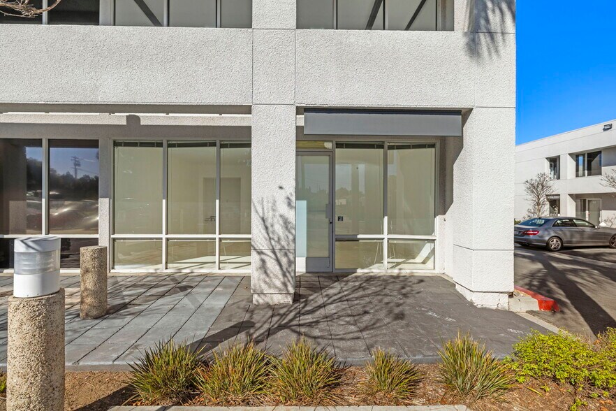 More Photos Of 711 W 17th St, Costa Mesa Light Manufacturing For Lease