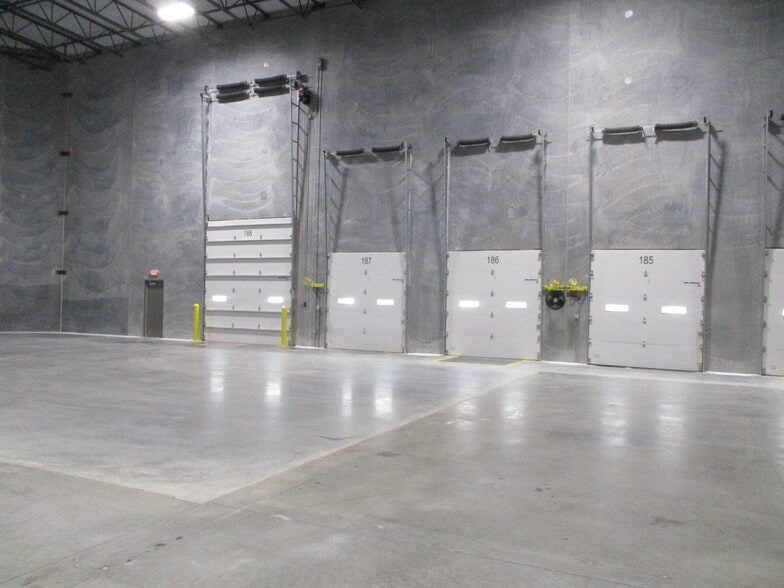 More Photos Of 271 Benton Road, Suffolk Distribution For Lease