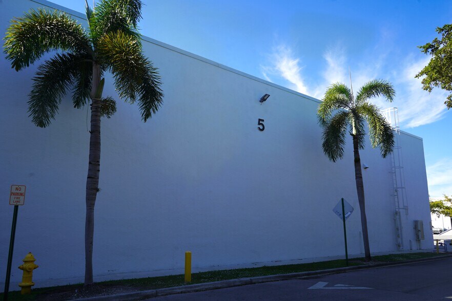 More Photos Of 2201-2211 Stirling Rd, Fort Lauderdale Unknown For Lease