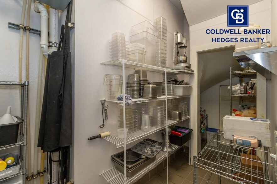 More Photos Of 916 W 9th St, Vinton Specialty For Sale