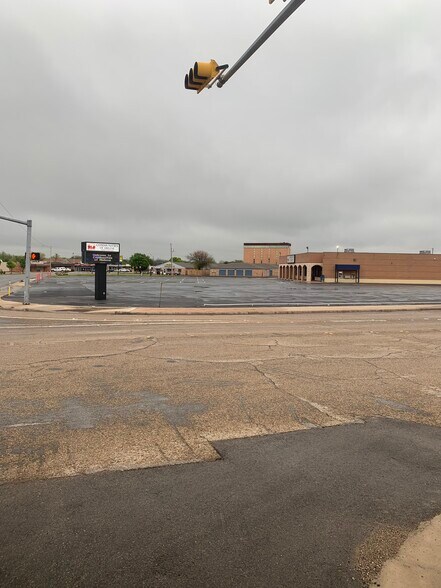 More Photos Of 598 Westwood Dr, Abilene Office For Sale