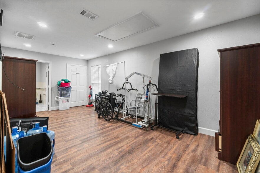 More Photos Of 1930 River Falls Dr, Kingwood Assisted Living For Sale