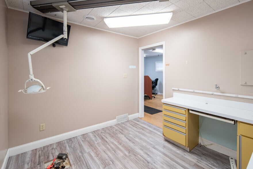 More Photos Of 1221 Altamont Ave, Schenectady Office For Sale