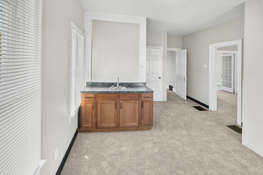 More Photos Of 302 N High St, Belleville Freestanding For Sale