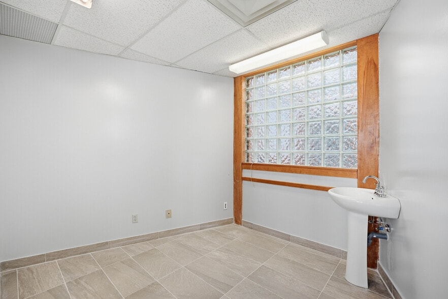 More Photos Of 149 N Murray St, Quinte West Office For Sale