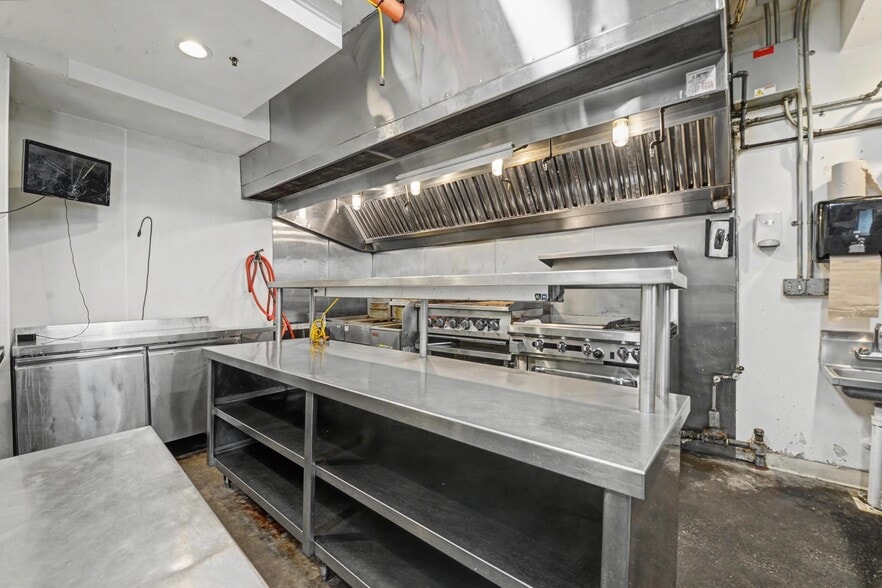 More Photos Of 113 S Beach Blvd, Bay Saint Louis Restaurant For Sale