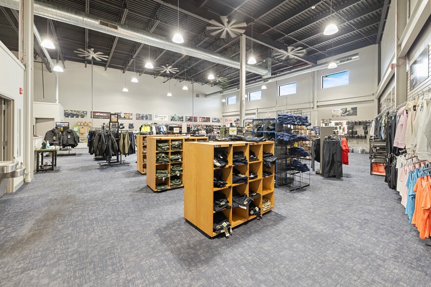 More Photos Of 1401 Erie Blvd, Syracuse Showroom For Sale