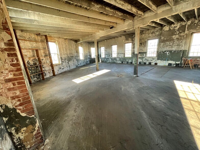 More Photos Of 130 W 3rd St, Waynesboro Light Distribution For Lease