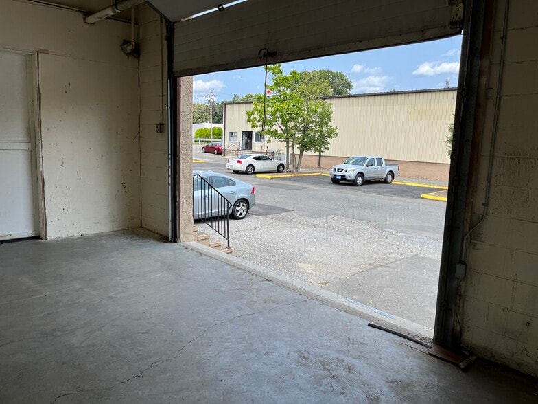 More Photos Of 25 Perry Ave, Norwalk Warehouse For Lease
