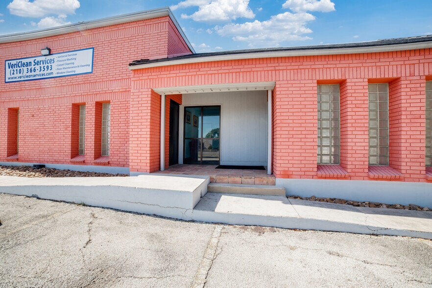 More Photos Of 10835 Gulfdale St, San Antonio Light Distribution For Sale