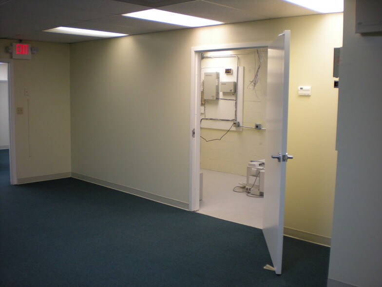 More Photos Of 6808-6832 Hanging Moss Rd, Orlando Showroom For Lease