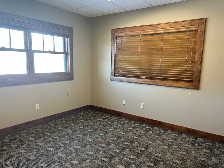 More Photos Of 13794 Bluestem Ct, Baxter Office For Lease