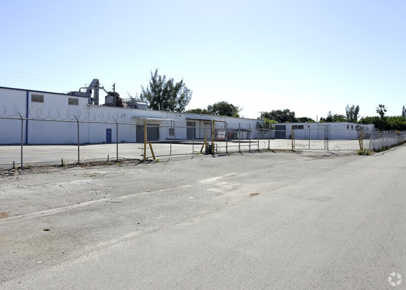 More Photos Of 3520 NW 46th St, Miami Warehouse For Lease
