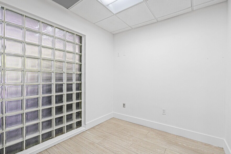 More Photos Of 6330 Manor Ln, South Miami Office For Lease
