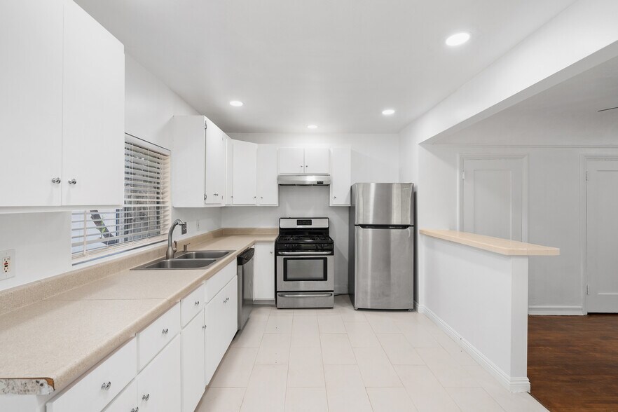 More Photos Of 934 N La Jolla Ave, West Hollywood Apartments For Sale