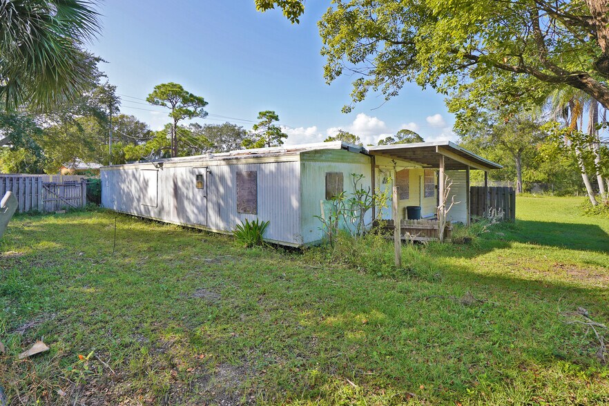 More Photos Of 426 S Plumosa St, Merritt Island General Retail For Sale