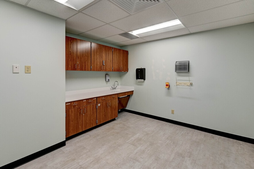 More Photos Of 1315-1317 SW 6th Ave, Topeka Medical For Lease