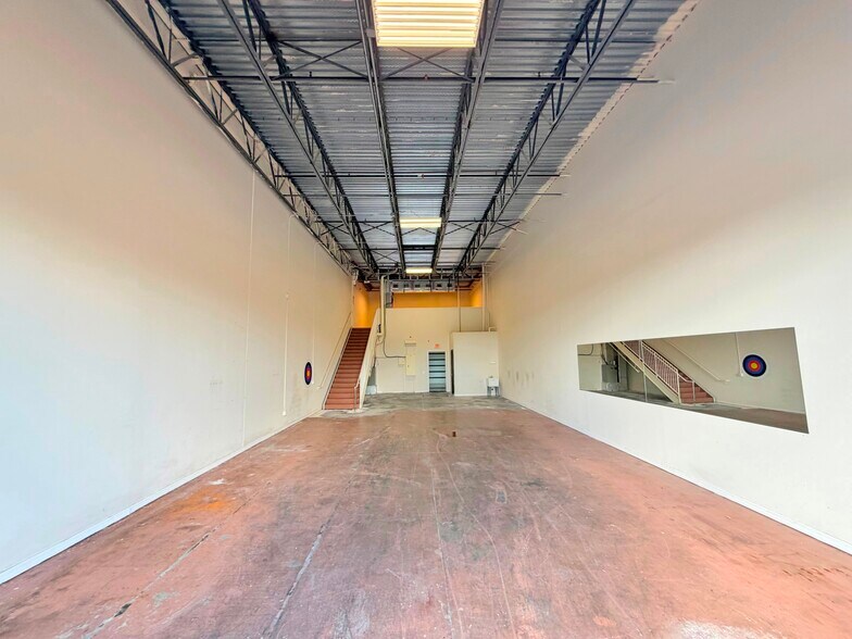 More Photos Of 14231 W Jetport Loop, Fort Myers Showroom For Lease