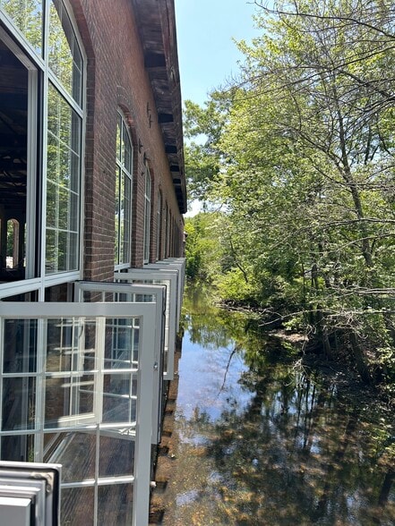 More Photos Of 70 Moshassuck Rd, Lincoln Manufacturing For Lease