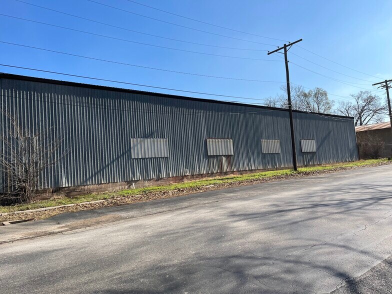 More Photos Of 101-107 Ramona St, Smithville Warehouse For Lease