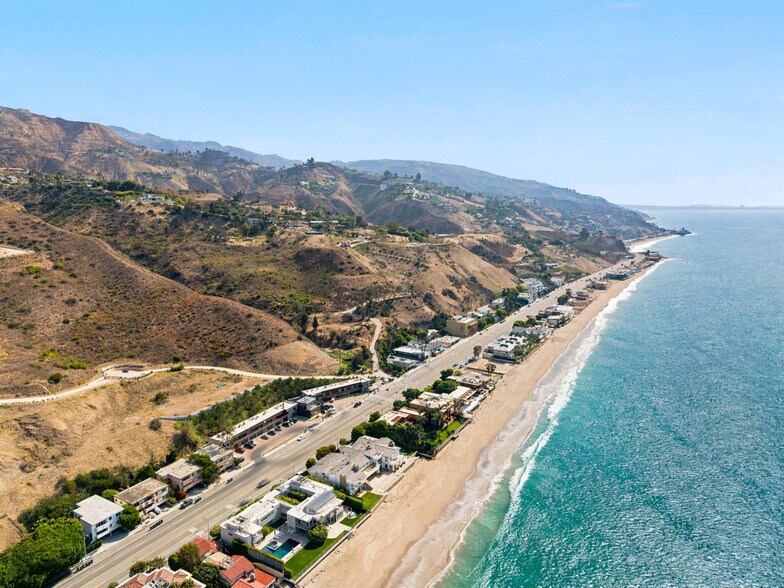 More Photos Of 22333 Pacific Coast Hwy, Malibu General Retail For Lease