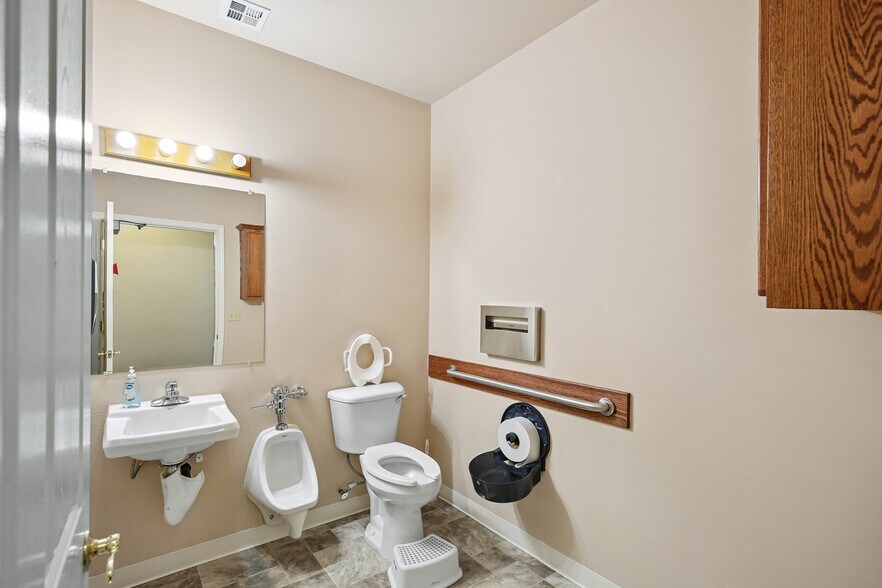 More Photos Of 81 Freeman Ct, Central Point Office For Sale