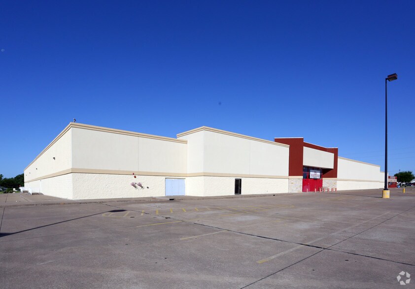 More Photos Of 3161 Broadway Blvd, Garland Freestanding For Lease